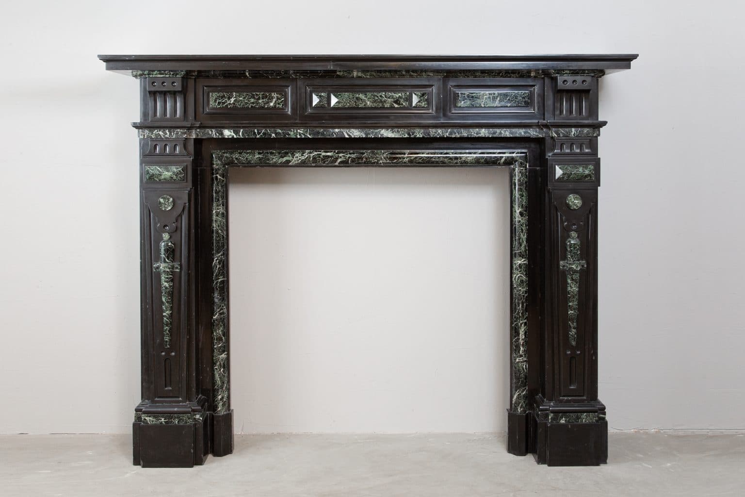 Grote Neoklassieke Zwart en Groen Marmeren Antieke Front Schouw — detail 1