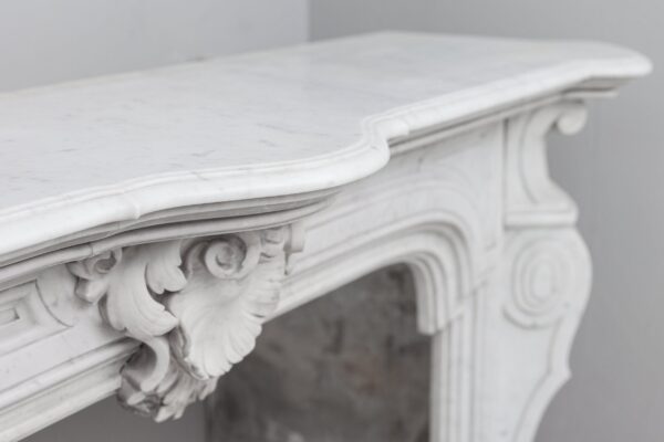 White marble, surround fireplace, white carrara marble.