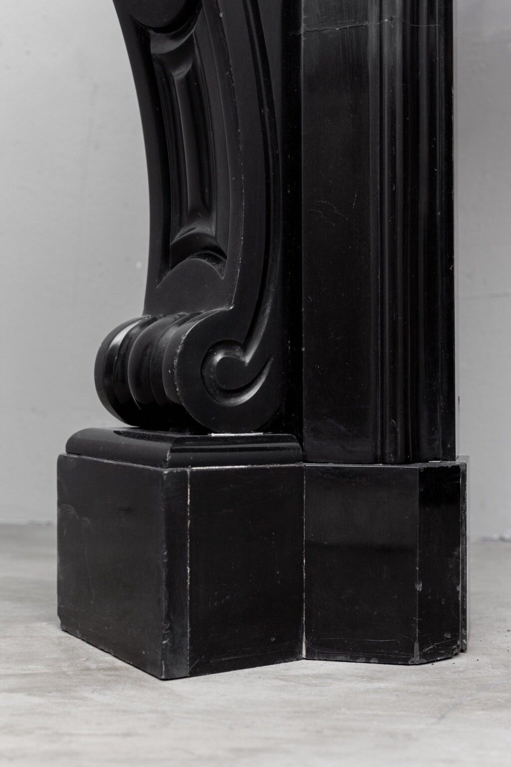LOUIS XV STYLE NOIR DE MAZY ANTIQUE FIREPLACE — detail 2