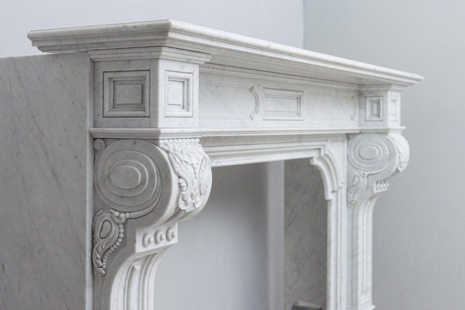 Louis XV Antieke Omloopschouw in Wit Carrara Marmer — detail 2