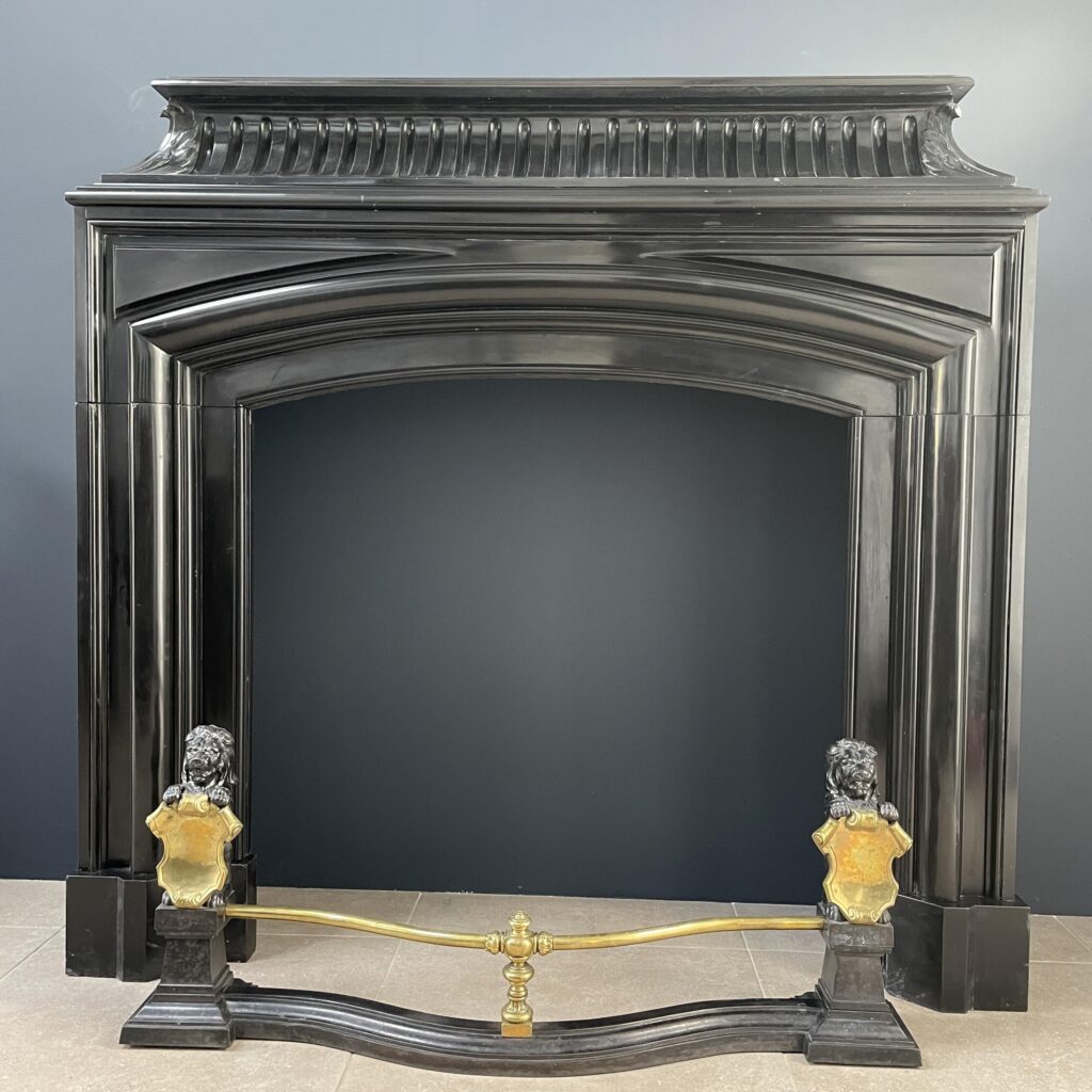 Prachtige Neoclassicistische Noir De Mazy Zwart Marmeren Antieke Front Schouw