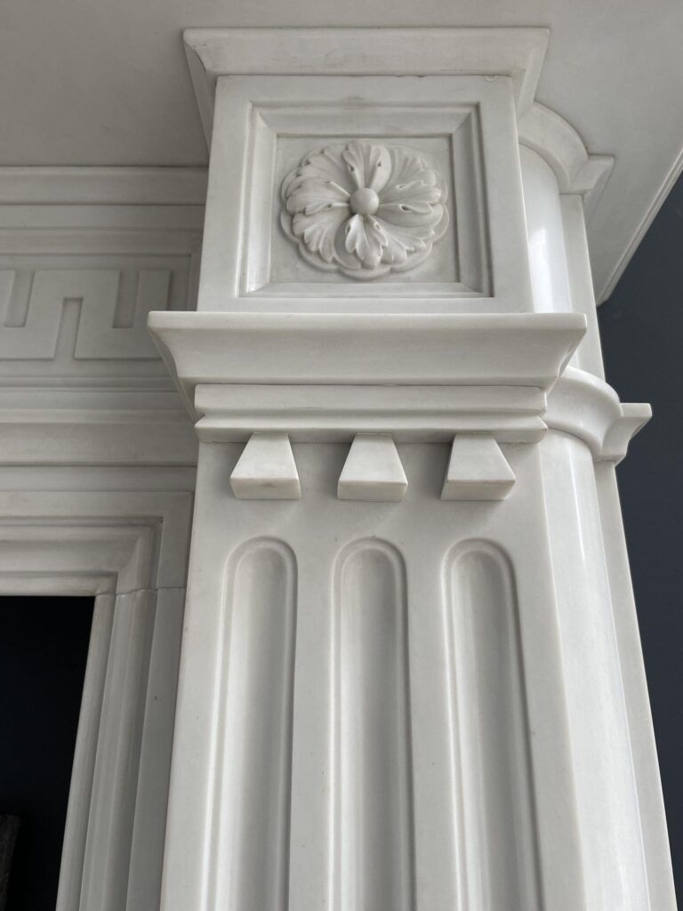 Zeer Exclusieve Helder wit Statuario Marmer Antieke Front Schouw