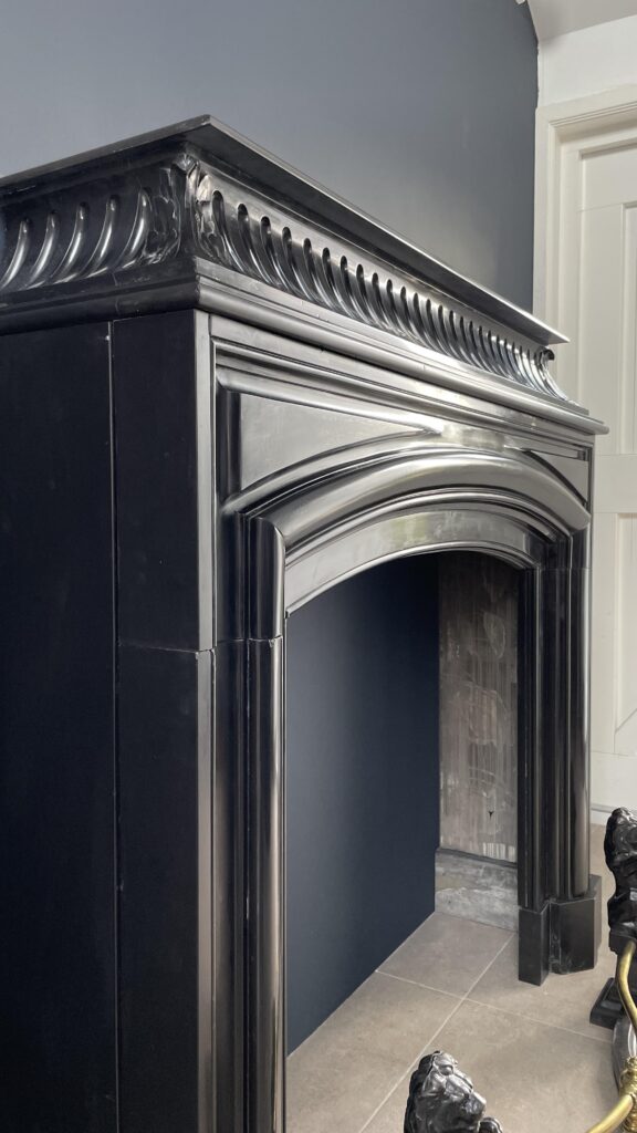 Prachtige Neoclassicistische Noir De Mazy Zwart Marmeren Antieke Front Schouw