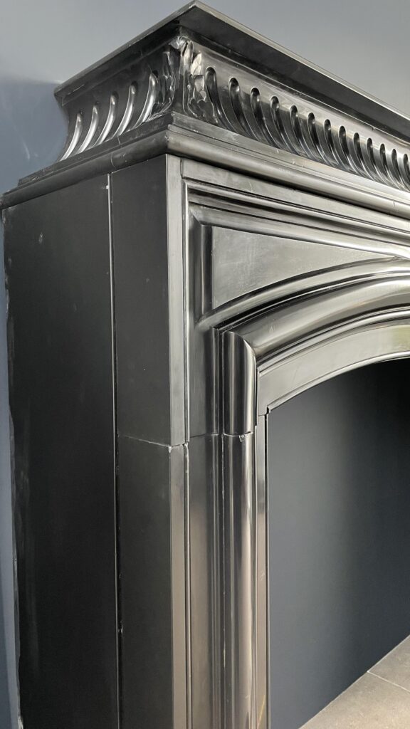 Prachtige Neoclassicistische Noir De Mazy Zwart Marmeren Antieke Front Schouw