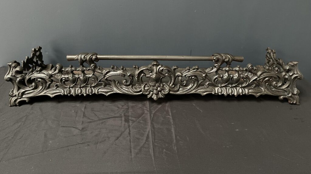 Prachtige Antieke Gietijzeren Franse Openhaard Fender — detail 1