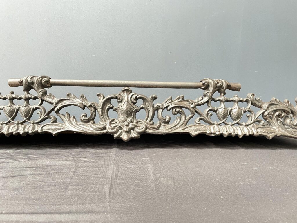 Prachtige Antieke Gietijzeren Franse Openhaard Fender — detail 2