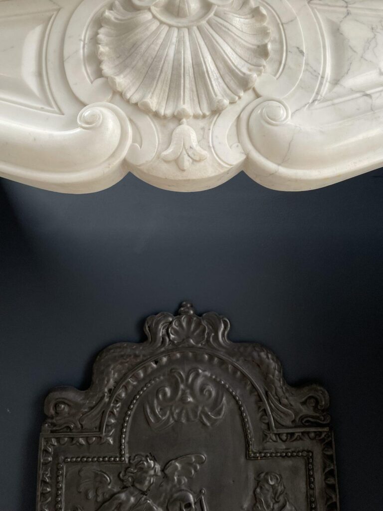 Luxury French Antique Arabescato Marble Circular Fireplace