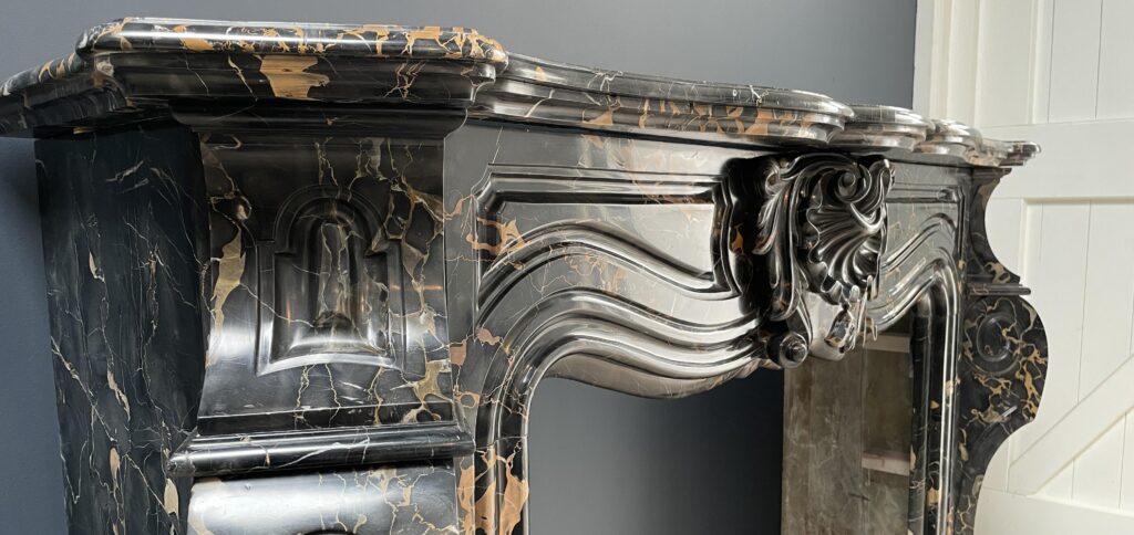 Exclusive Antique Louis XVI Fireplace in Portoro Marble (circulation)