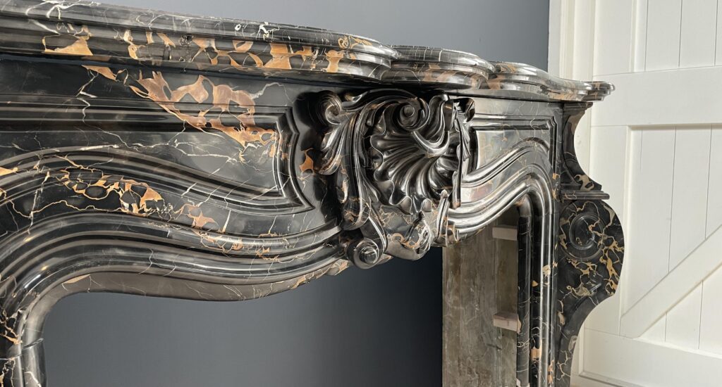 Exclusive Antique Louis XVI Fireplace in Portoro Marble (circulation)