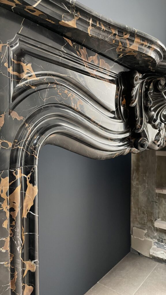 Exclusive Antique Louis XVI Fireplace in Portoro Marble (circulation)
