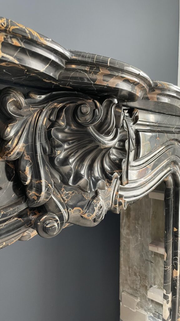 Exclusive Antique Louis XVI Fireplace in Portoro Marble (circulation)