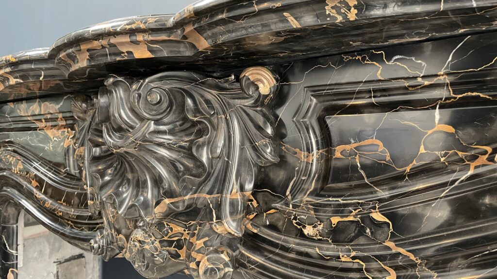 Exclusive Antique Louis XVI Fireplace in Portoro Marble (circulation)