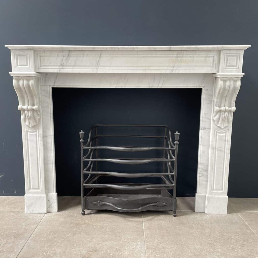 Antieke Franse Frontschouw in Wit Carrara Marmer