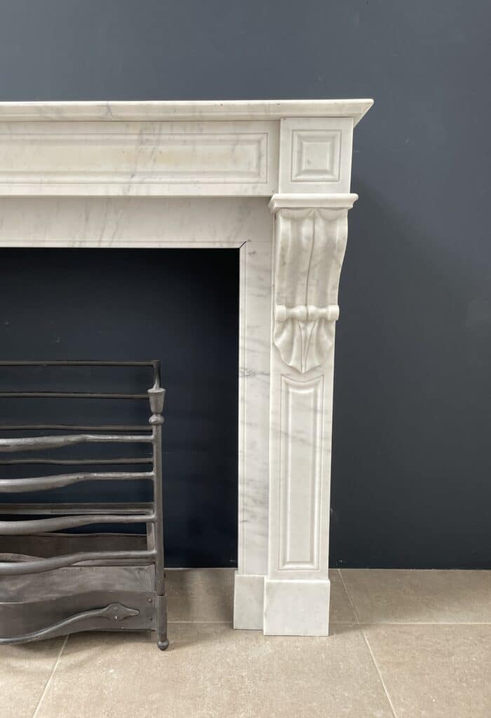 Antieke Franse Frontschouw in Wit Carrara Marmer