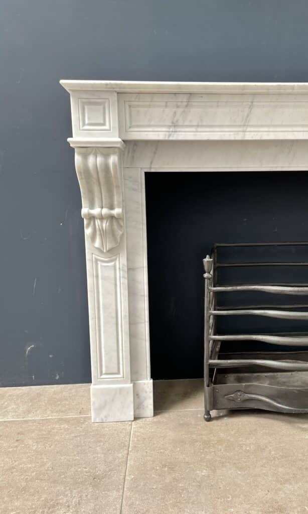 Antieke Franse Frontschouw in Wit Carrara Marmer