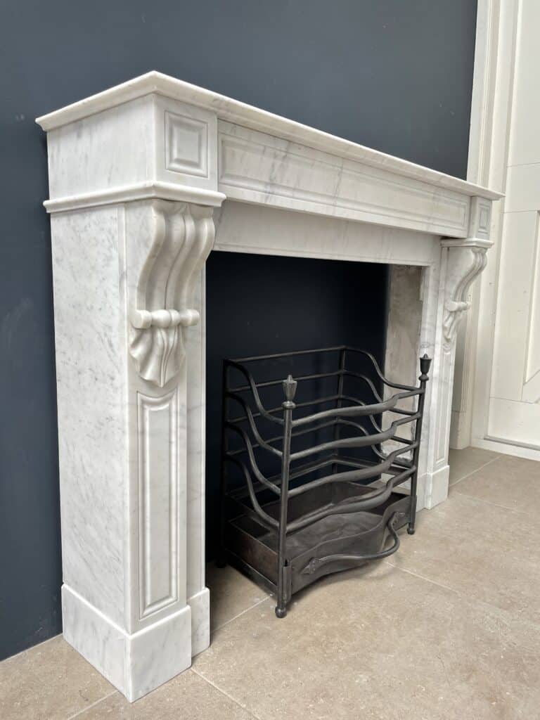 Antieke Franse Frontschouw in Wit Carrara Marmer