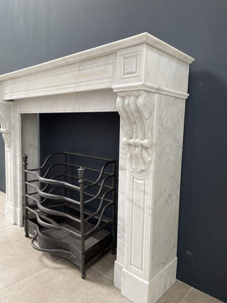 Antieke Franse Frontschouw in Wit Carrara Marmer