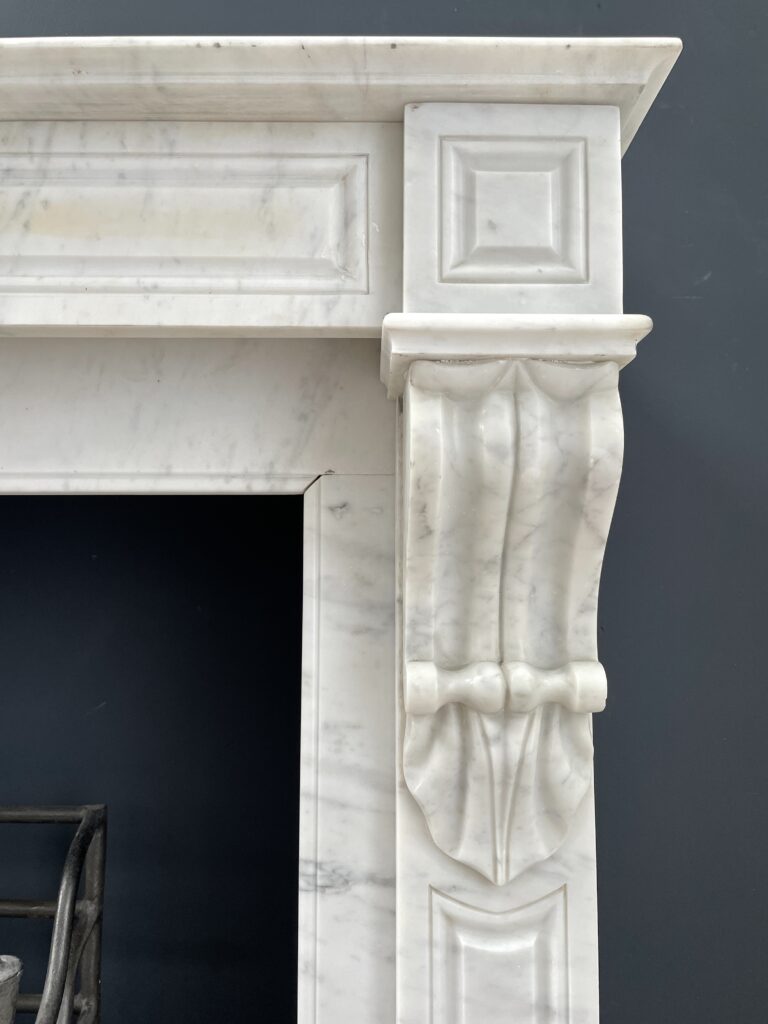 Antieke Franse Frontschouw in Wit Carrara Marmer