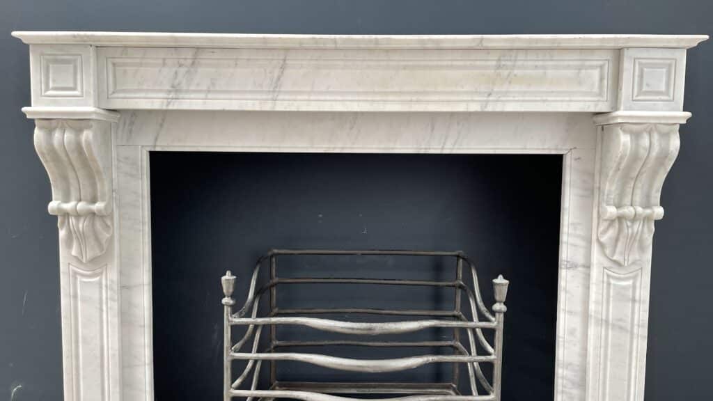 Antieke Franse Frontschouw in Wit Carrara Marmer