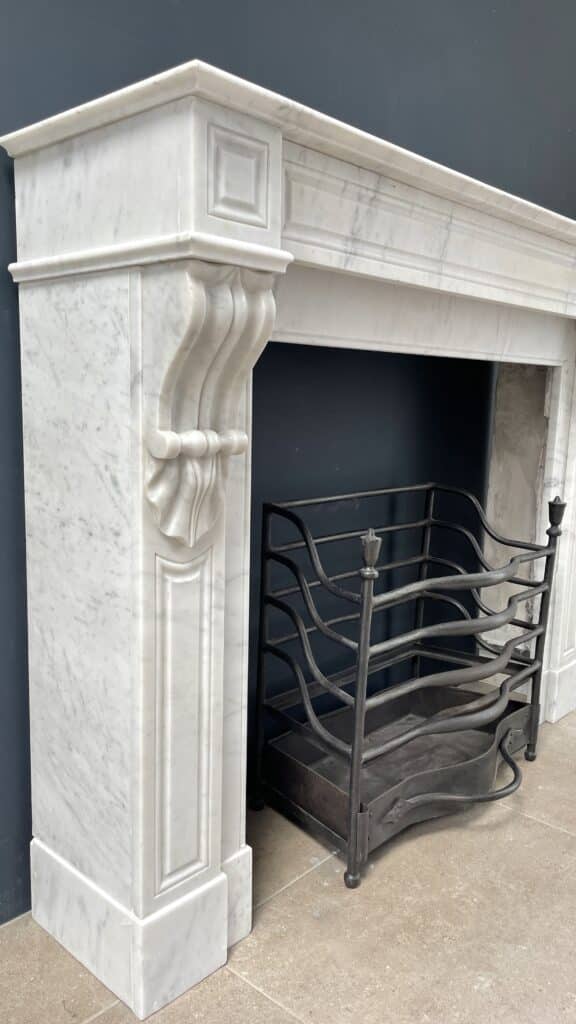 Antieke Franse Frontschouw in Wit Carrara Marmer