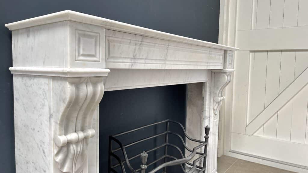 Antieke Franse Frontschouw in Wit Carrara Marmer