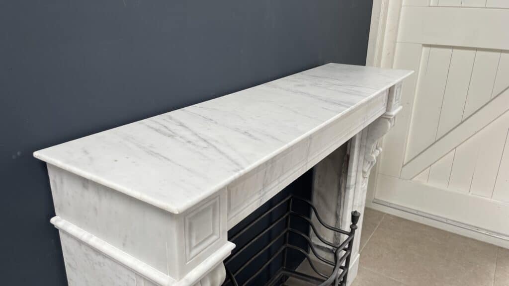 Antieke Franse Frontschouw in Wit Carrara Marmer