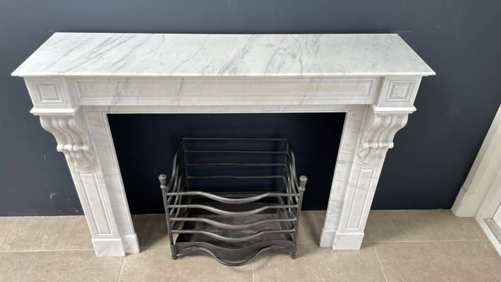 Antieke Franse Frontschouw in Wit Carrara Marmer