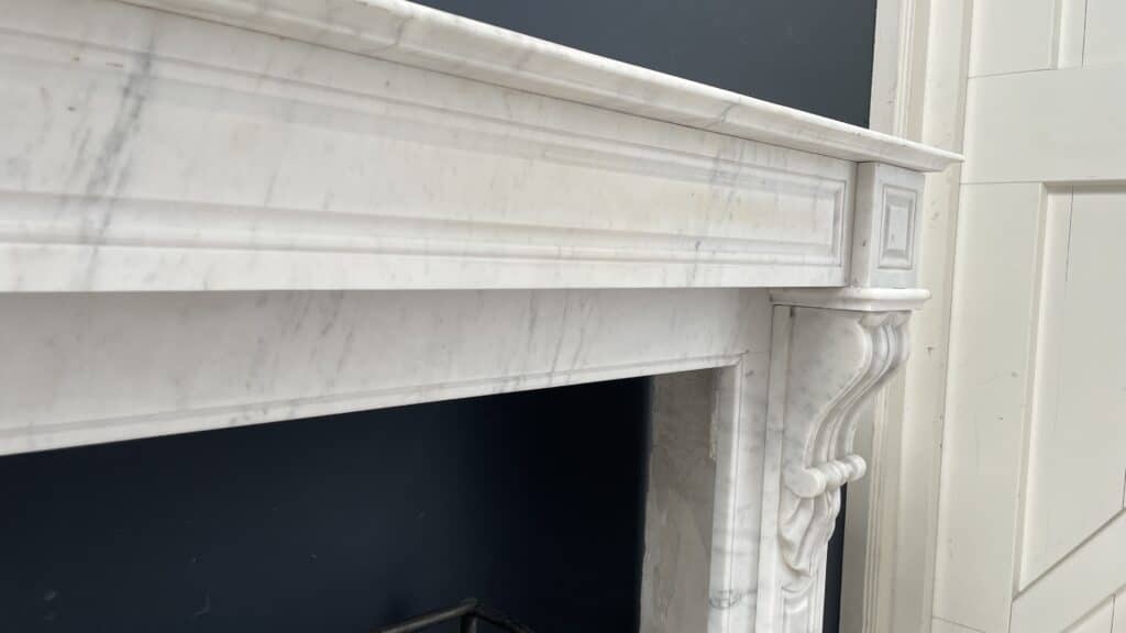 Antieke Franse Frontschouw in Wit Carrara Marmer
