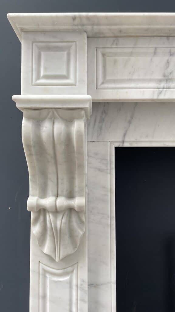 Antieke Franse Frontschouw in Wit Carrara Marmer