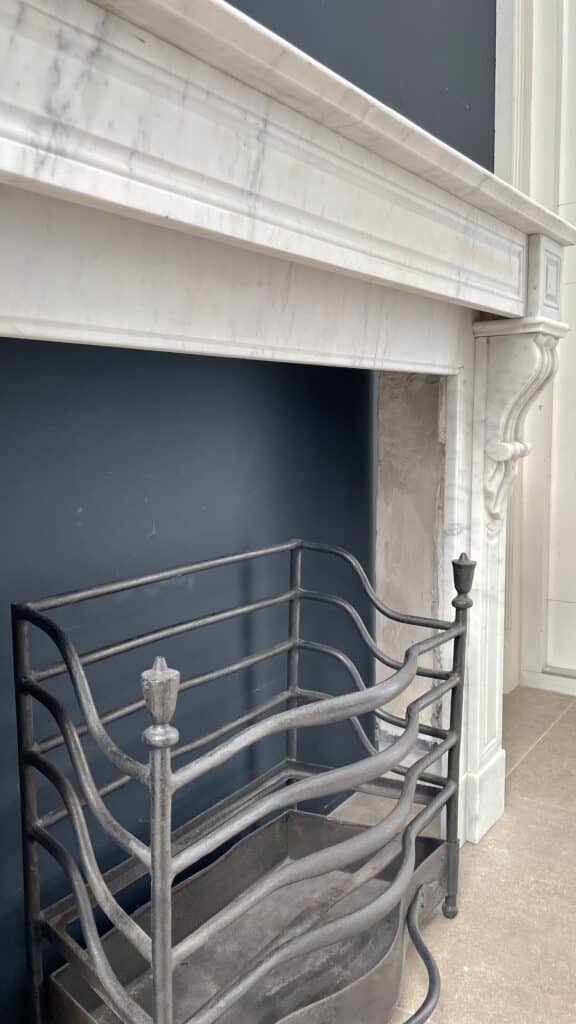 Antieke Franse Frontschouw in Wit Carrara Marmer