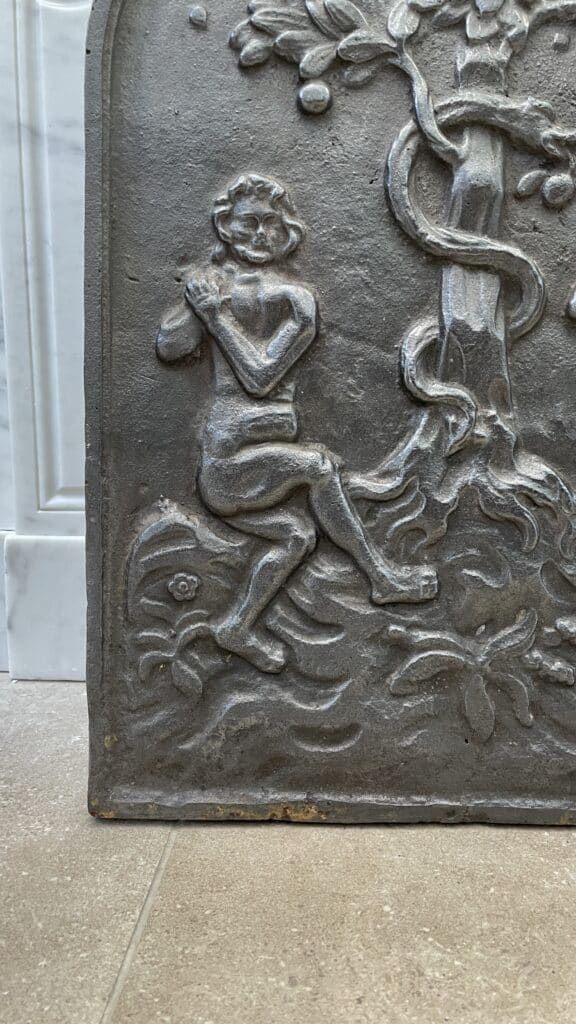 Gietijzeren Antieke Haardplaat Adam and Eve — detail 1