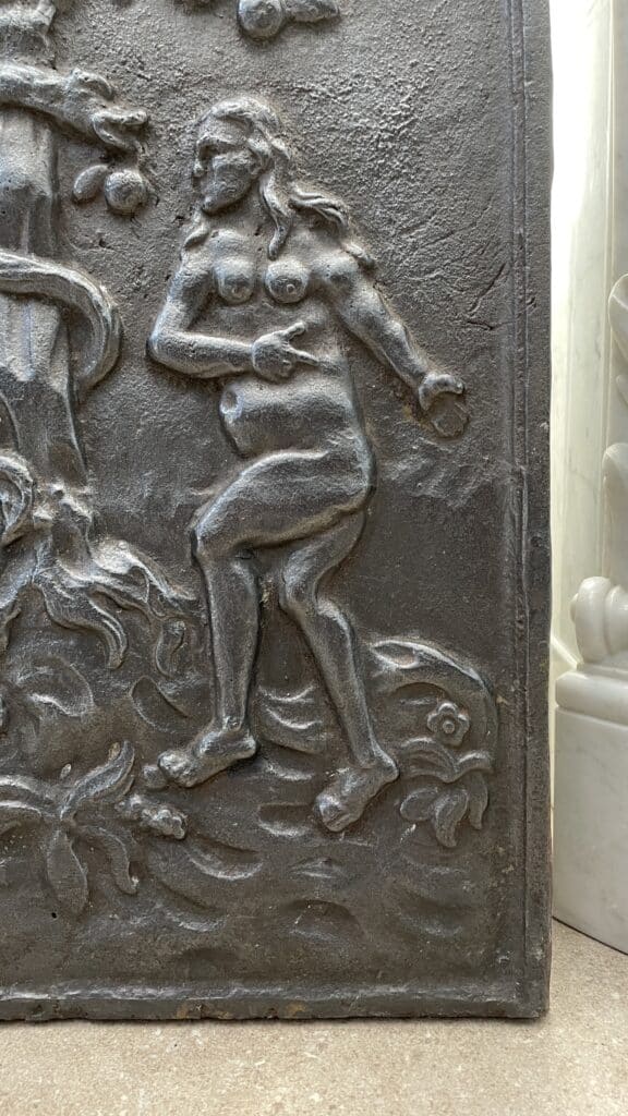 Gietijzeren Antieke Haardplaat Adam and Eve — detail 2