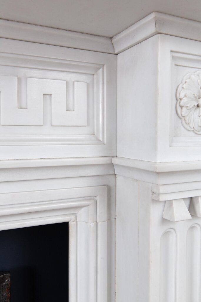 Zeer Exclusieve Helder wit Statuario Marmer Antieke Front Schouw