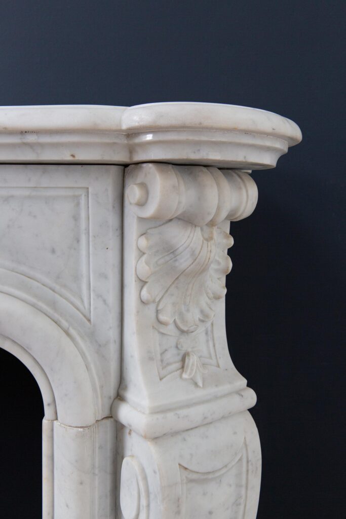 Antieke Franse Louis XVI Schouw in Carrara Marmer