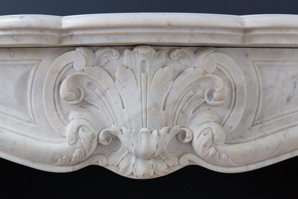 Antieke Franse Louis XVI Schouw in Carrara Marmer