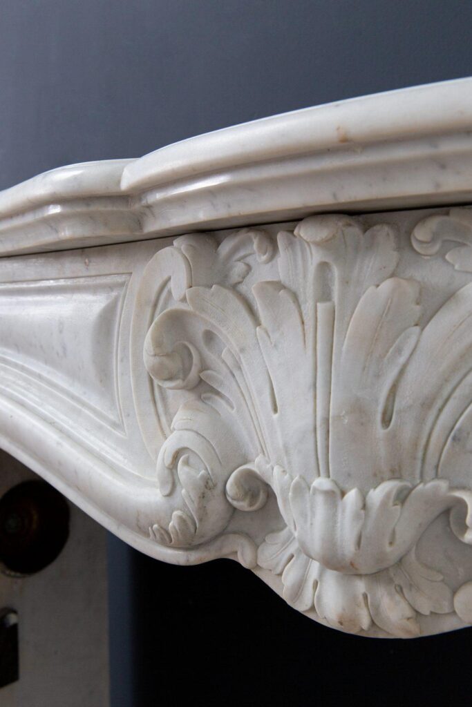 Antieke Franse Louis XVI Schouw in Carrara Marmer