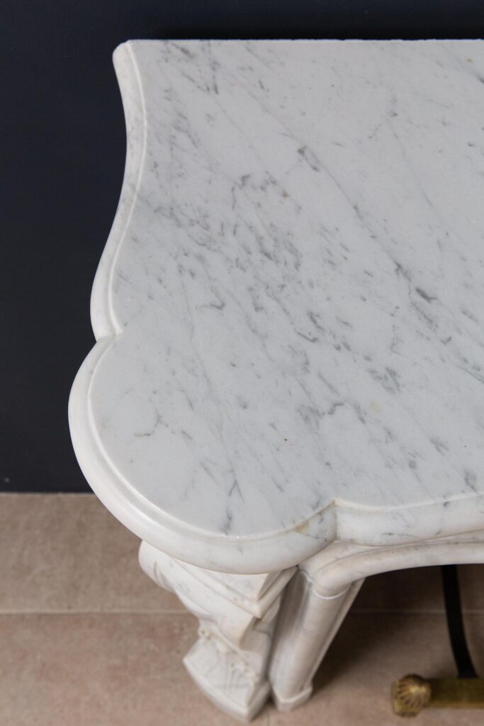 Antieke Franse Louis XVI Schouw in Carrara Marmer