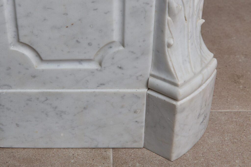 Antieke Franse Louis XVI Schouw in Carrara Marmer