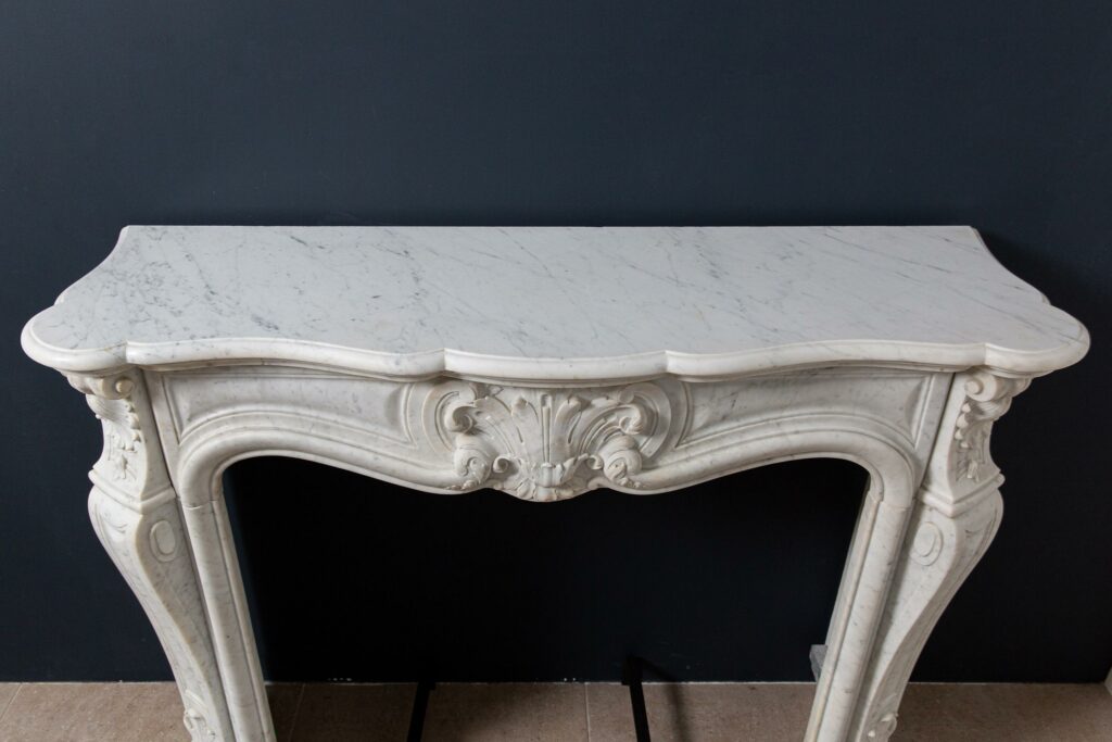 Antieke Franse Louis XVI Schouw in Carrara Marmer