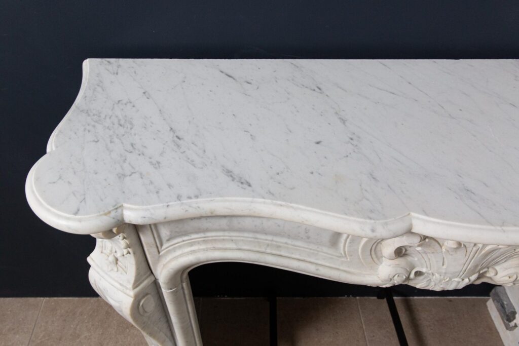 Antieke Franse Louis XVI Schouw in Carrara Marmer