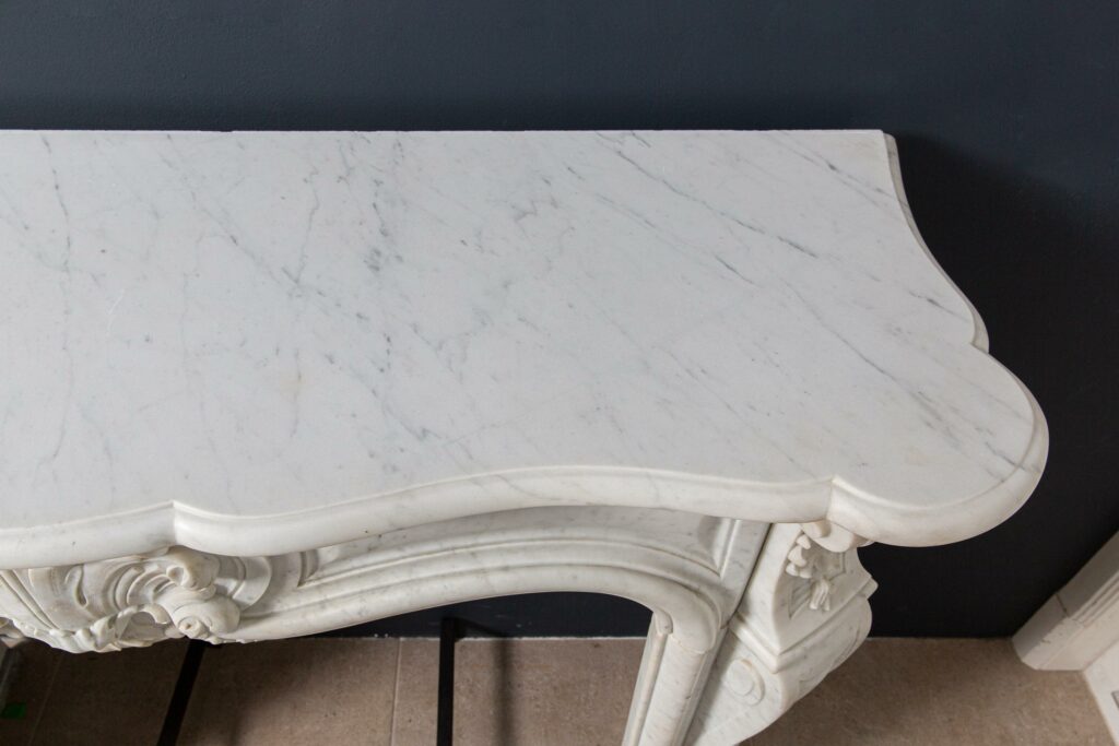 Antieke Franse Louis XVI Schouw in Carrara Marmer