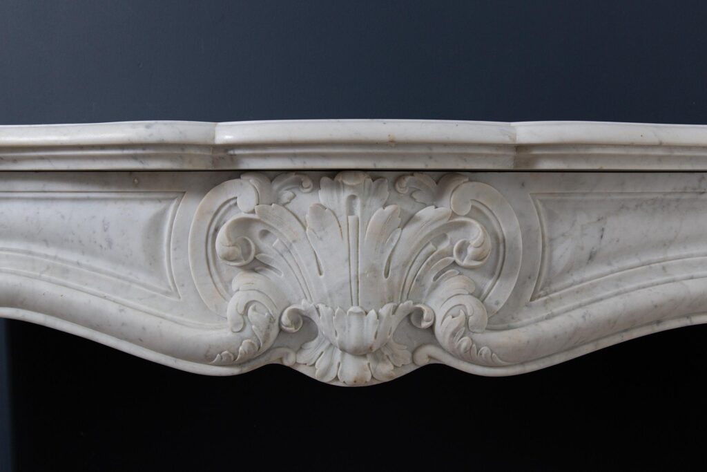 Antieke Franse Louis XVI Schouw in Carrara Marmer