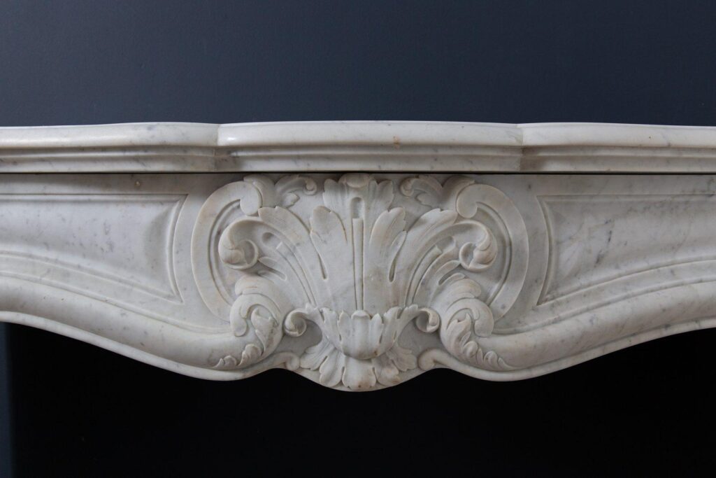Antieke Franse Louis XVI Schouw in Carrara Marmer