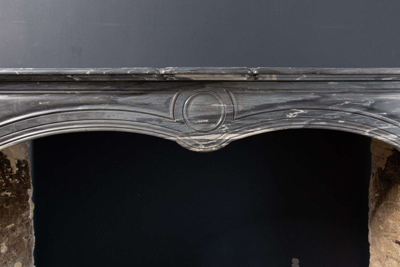 Grijs Marmeren Antieke Front Schouw — detail 1