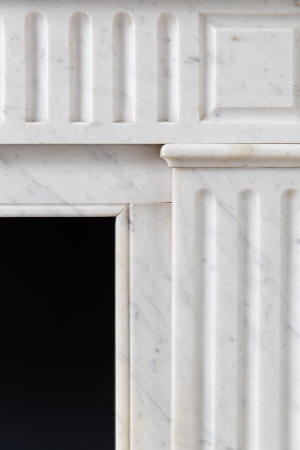 Carrara Materne witte antieke schouw