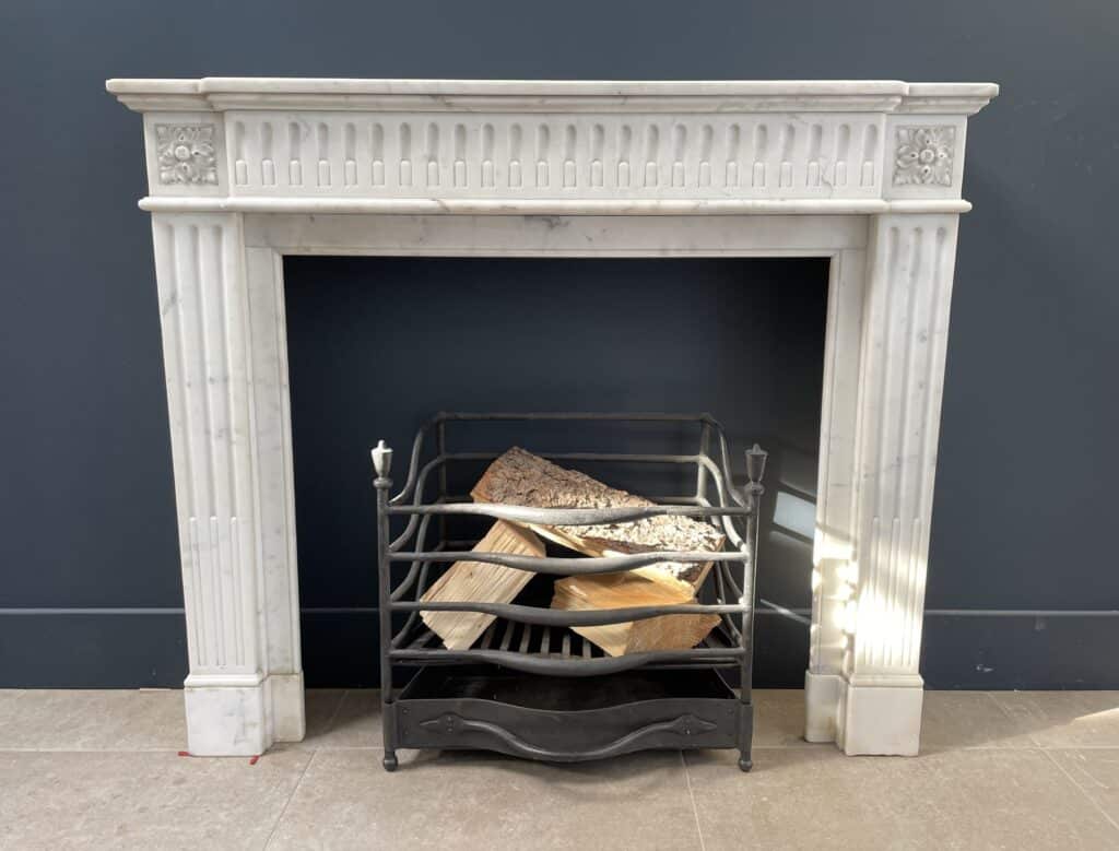 Antieke Franse Frontschouw Wit Carrara Marmer
