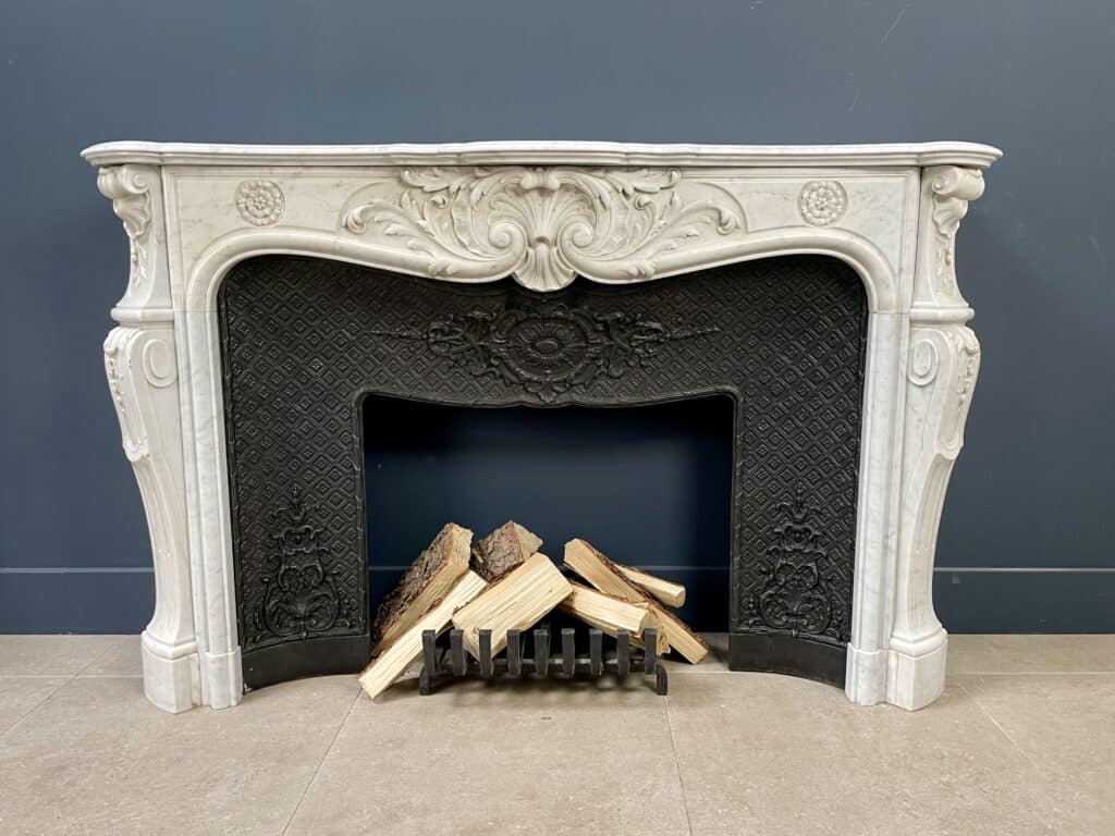 Luxe Antieke Franse Front Schelpschouw Met Gietijzeren Inzet Haard
