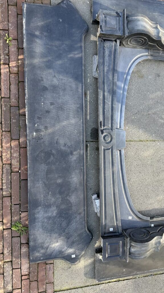 Ongerestaureerde Antieke Front Schouw Zwart Marmer — detail 2