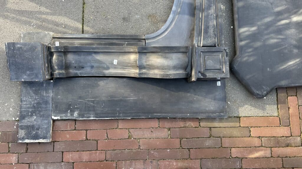 Ongerestaureerde Antieke Front Schouw Zwart Marmer — detail 1