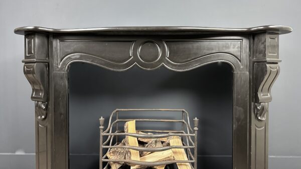 "Antieke 45-Graden Zwarte Omloop Schouw: Een prachtig zwart marmeren schouwontwerp met een uniek 45-graden kenmerk. Geschikt voor het plaatsen over een bestaande mantel en het huisvesten van een houtkachel."